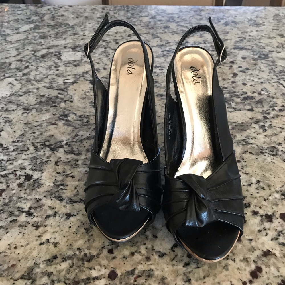 Size 10 Dots pumps